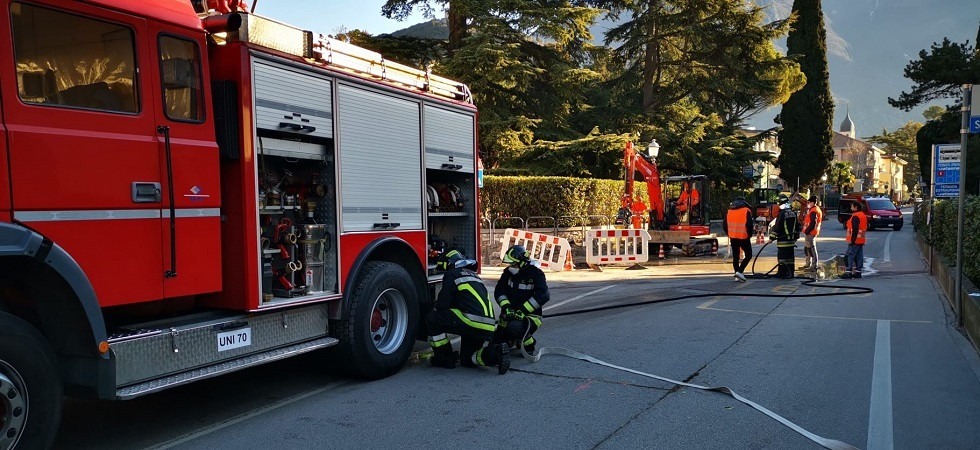 Tubatura rotta dal martello pneumatico: il gas si infiamma e la zona rimane isolata per ore